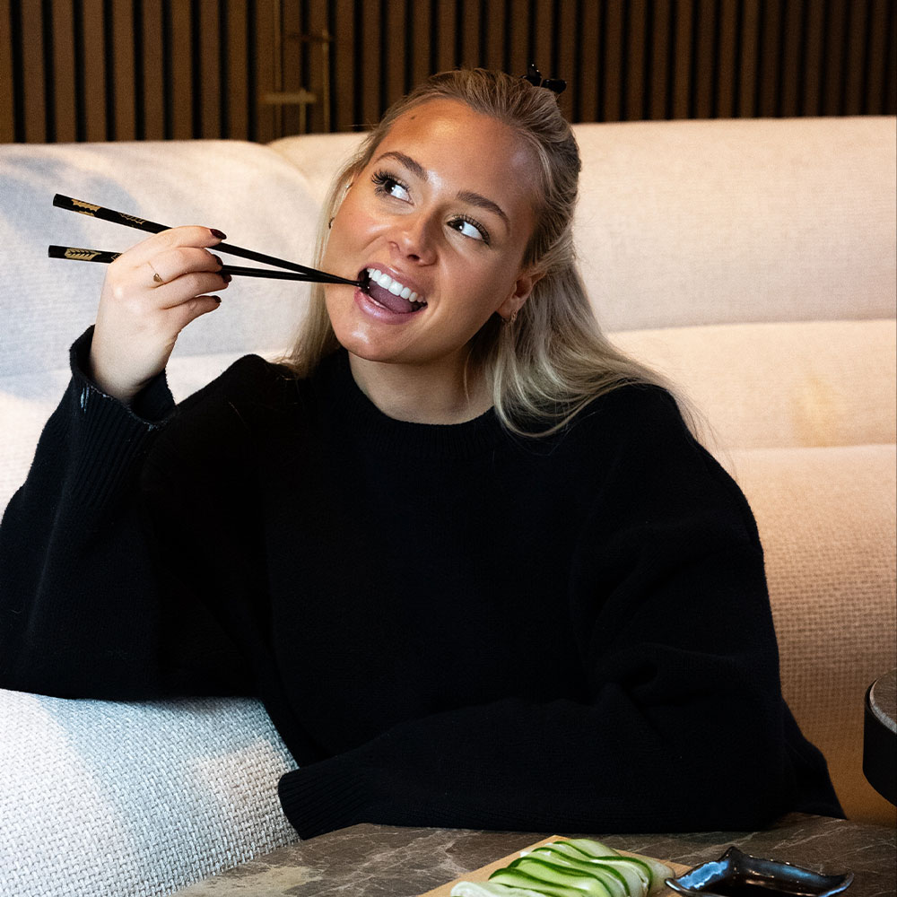 Jo hält die Essstäbchen.