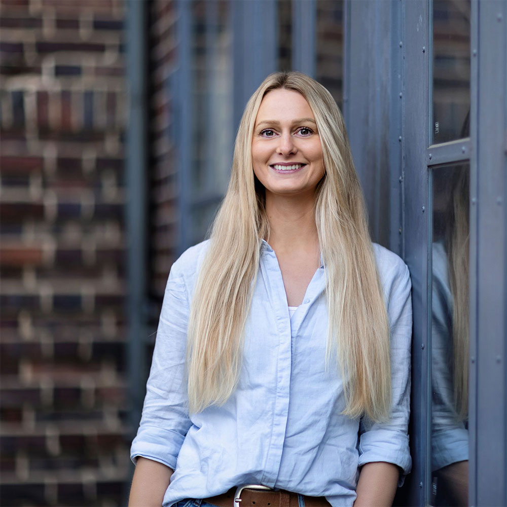 Teresa lehnt an der Wand.